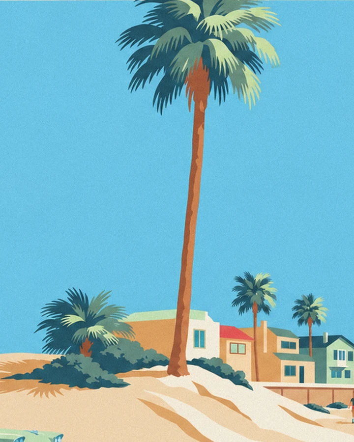 Un grand palmier au tronc orangé dominant les dunes, avec les maisons colorées de la plage derrière
