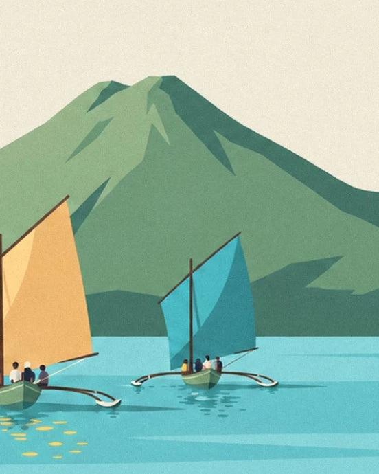 Skiffs mit gelben und blauen Segeln auf türkisfarbenem Wasser, unterhalb der Hügel Martiniques