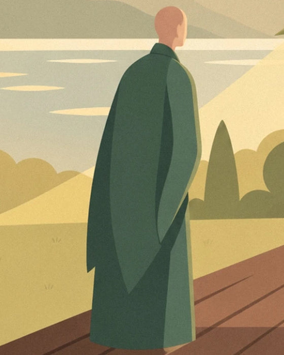Un personnage de dos en longue robe verte sur une scène en bois face à l’eau