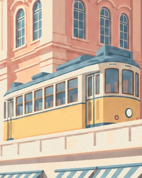 Le tramway jaune et ses fenêtres bordées de bleu devant la façade rose