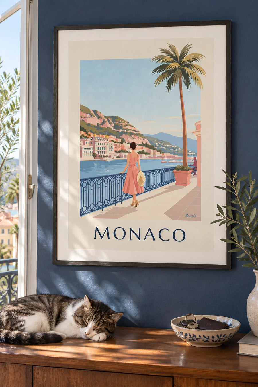 Poster elegante Frau vor dem Hafen von Monte-Carlo in Monaco: gerahmt an der Wand