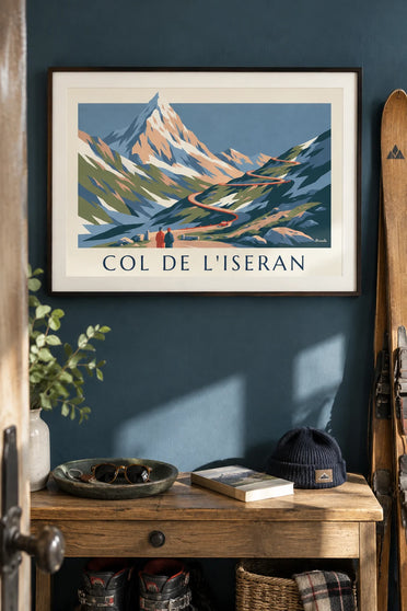 Poster met de Col de l’Iseran en zijn kronkelende bergweg: ingelijst aan de muur