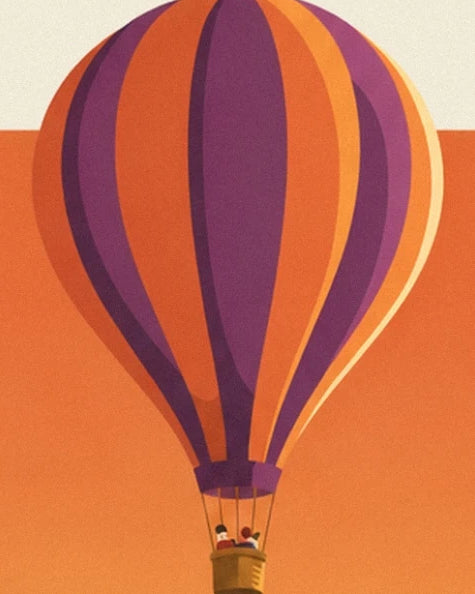 La montgolfière aux rayures orange et violettes, avec 2 passagers dans la nacelle