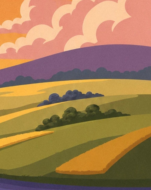 Les champs verts et dorés bordés de bosquets, sous les collines mauves et le ciel rose