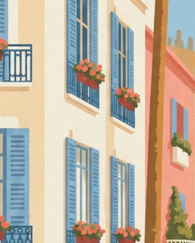 Blumengeschmückte Balkone mit blauen Fensterläden neben einer rosa Fassade und einem Palmenstamm