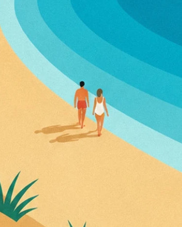 Les 2 promeneurs en tenue de bain entre le sable doré et l’eau turquoise