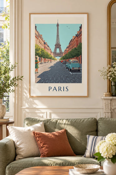 Poster blauwe Citroën 2CV in een straat met kasseien voor de Eiffeltoren: ingelijst aan de muur