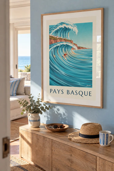 Poster van een surfer aan de voet van de kliffen van de Baskische kust: ingelijst aan de muur