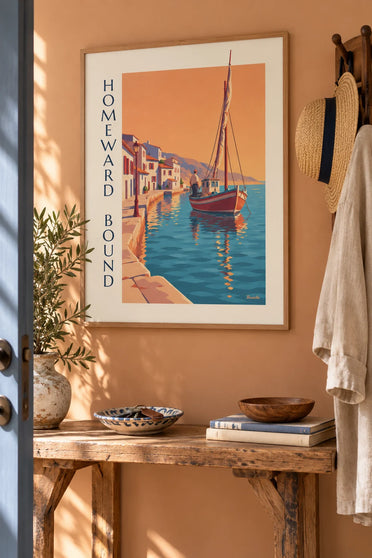 Poster traditionele vissersboot die bij zonsondergang de haven binnenvaart: ingelijst aan de muur