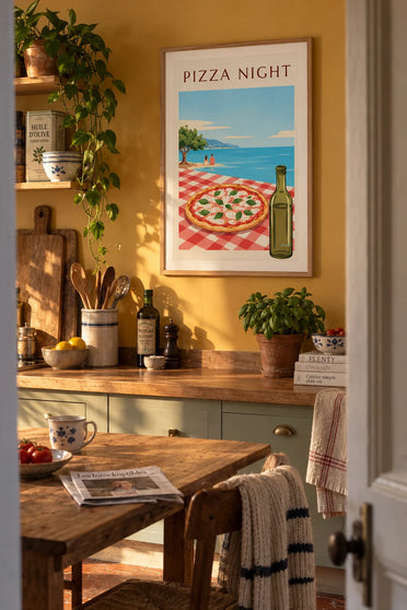 Poster pizza mozzarella en basilicum op een geruit tafelkleed: ingelijst aan de muur