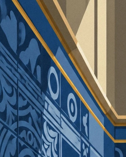 Les azulejos bleus aux motifs courbes sous une corniche crème bordée d’ocre