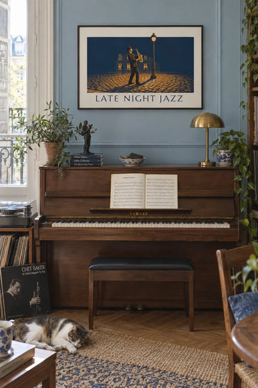 Poster jazzsaxofonist onder een straatlantaarn bij nacht: ingelijst aan de muur