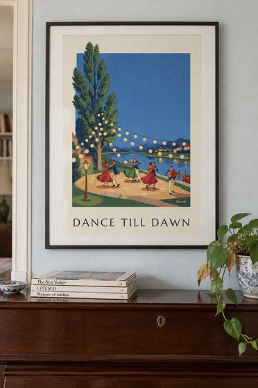 Poster guinguette-bal, dansers onder de lampionnen aan het water: ingelijst aan de muur