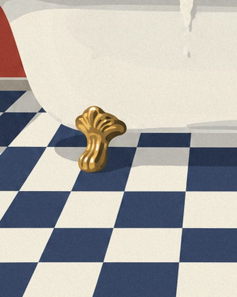 Der goldene Messingfuß der Badewanne auf dem marineblau-weiß karierten Boden