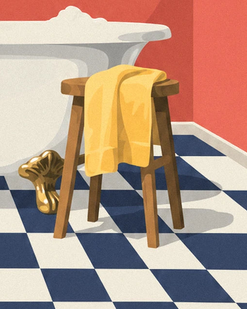 Der Holzhocker und sein gelbes Handtuch auf den blau-weißen Schachbrettfliesen