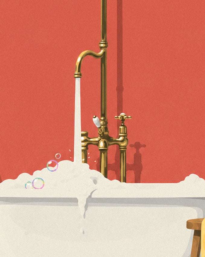 Der goldene Messinghahn und sein Wasserstrahl, der den Schaum überquellen lässt, vor einer roten Wand