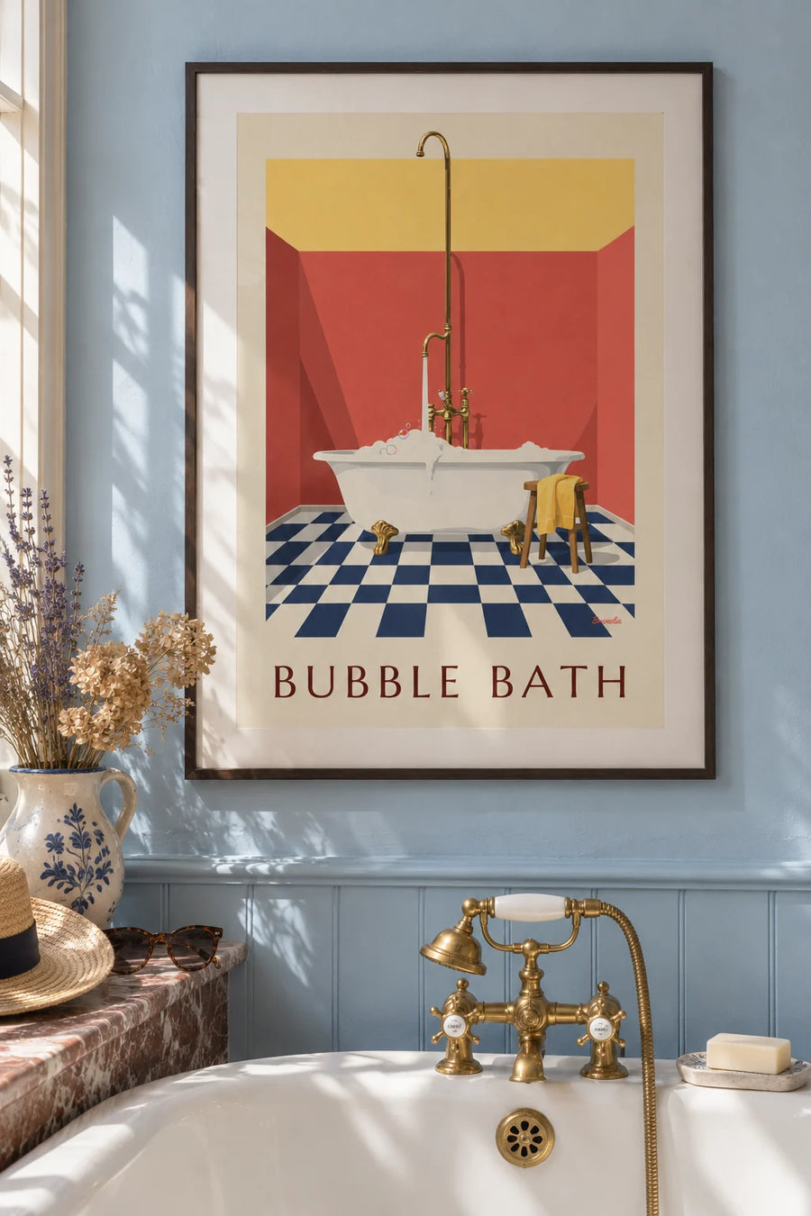 Poster freistehende Badewanne mit überquellendem Schaum, rote Wände: gerahmt an der Wand