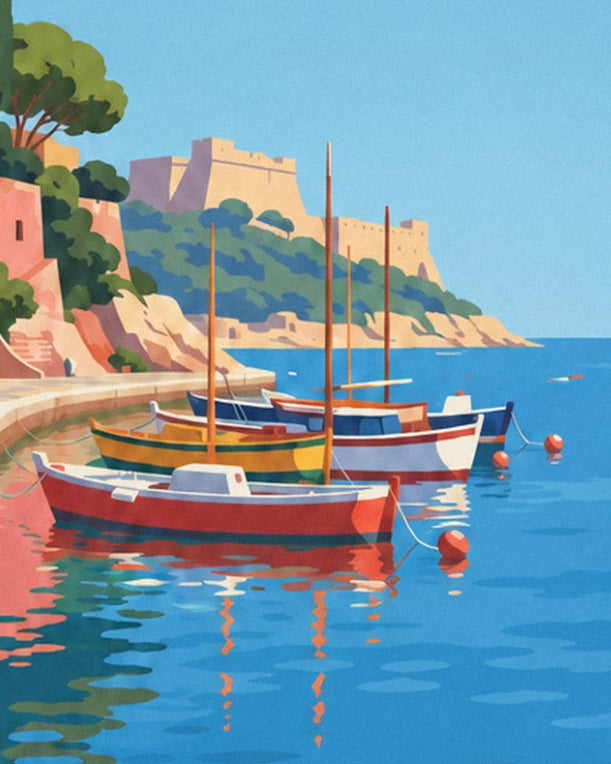 Les barques rouge, jaune et bleue amarrées dans l'eau turquoise, face au fort sur la colline