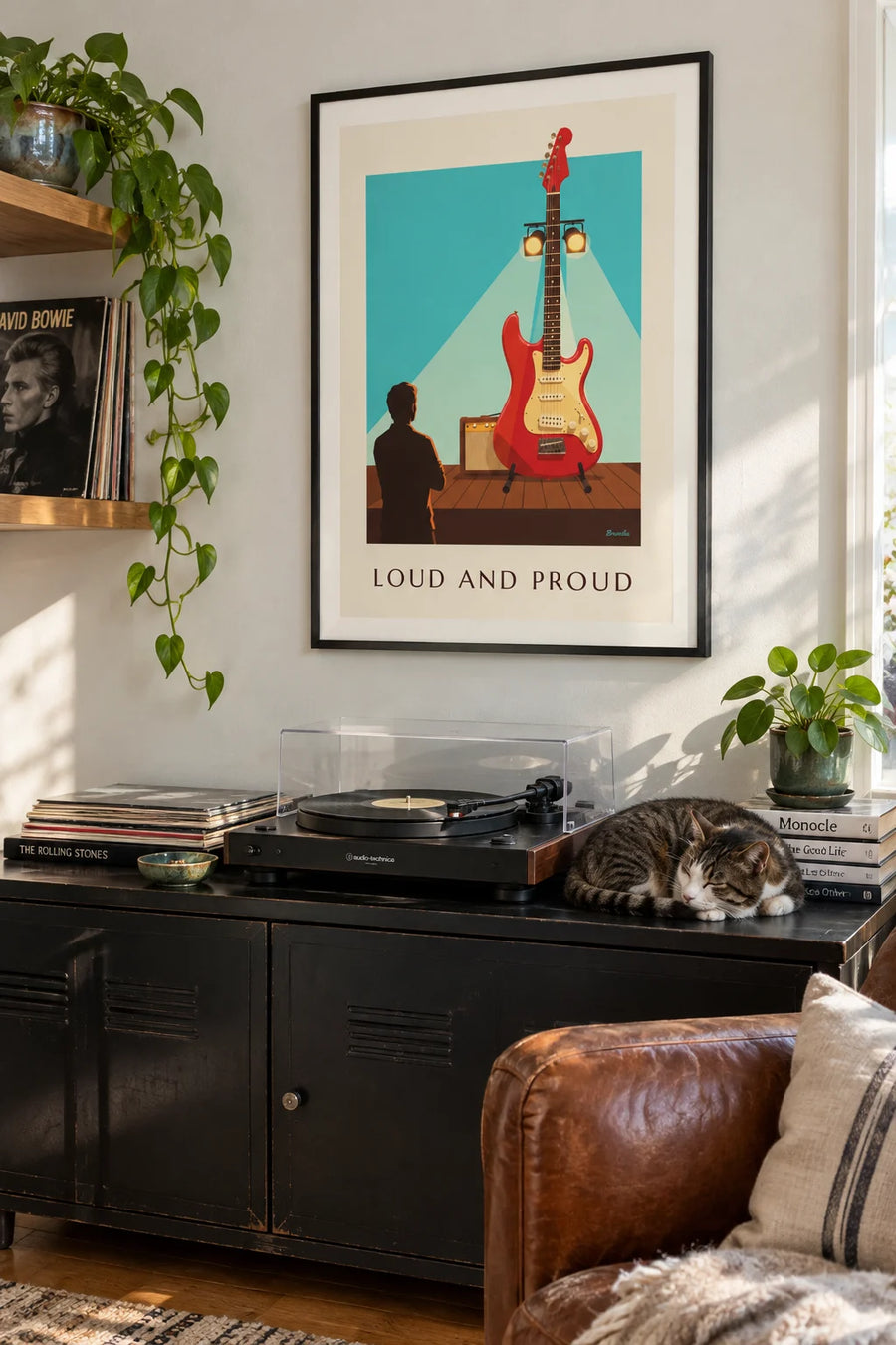 Affiche guitare électrique rouge sur une scène de club : encadrée au mur