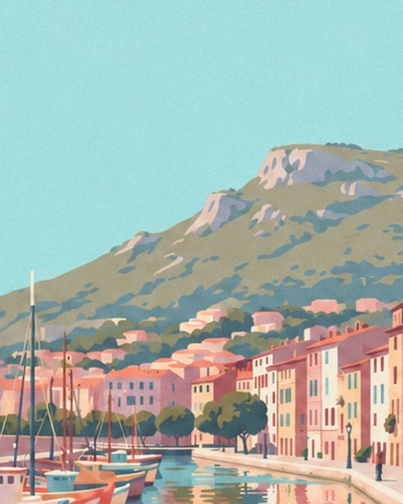 Le canal bordé de bateaux et de maisons colorées, au pied de la colline rocheuse