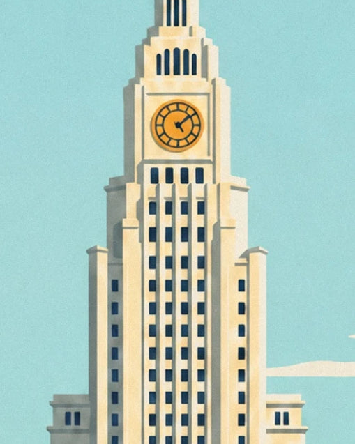 Ein gestufter cremefarbener Turm mit goldener Uhr vor dem blauen Himmel von Shanghai