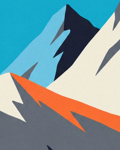 Les sommets bleu clair et bleu nuit derrière une arête enneigée soulignée d’orange