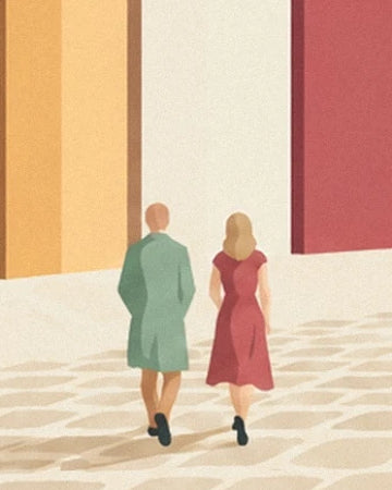 Un couple de dos en manteau vert et robe rouge sur les pavés de Stortorget