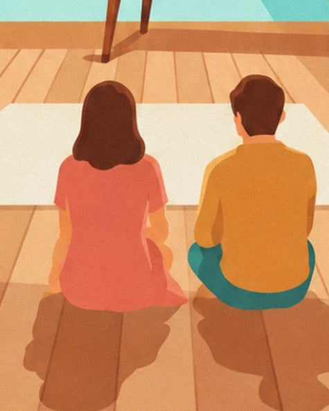 Les 2 spectateurs assis de dos sur le parquet, en rose et en jaune