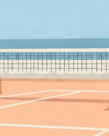 Das Tennisnetz und die weißen Linien des orangefarbenen Platzes vor blauem Hintergrund