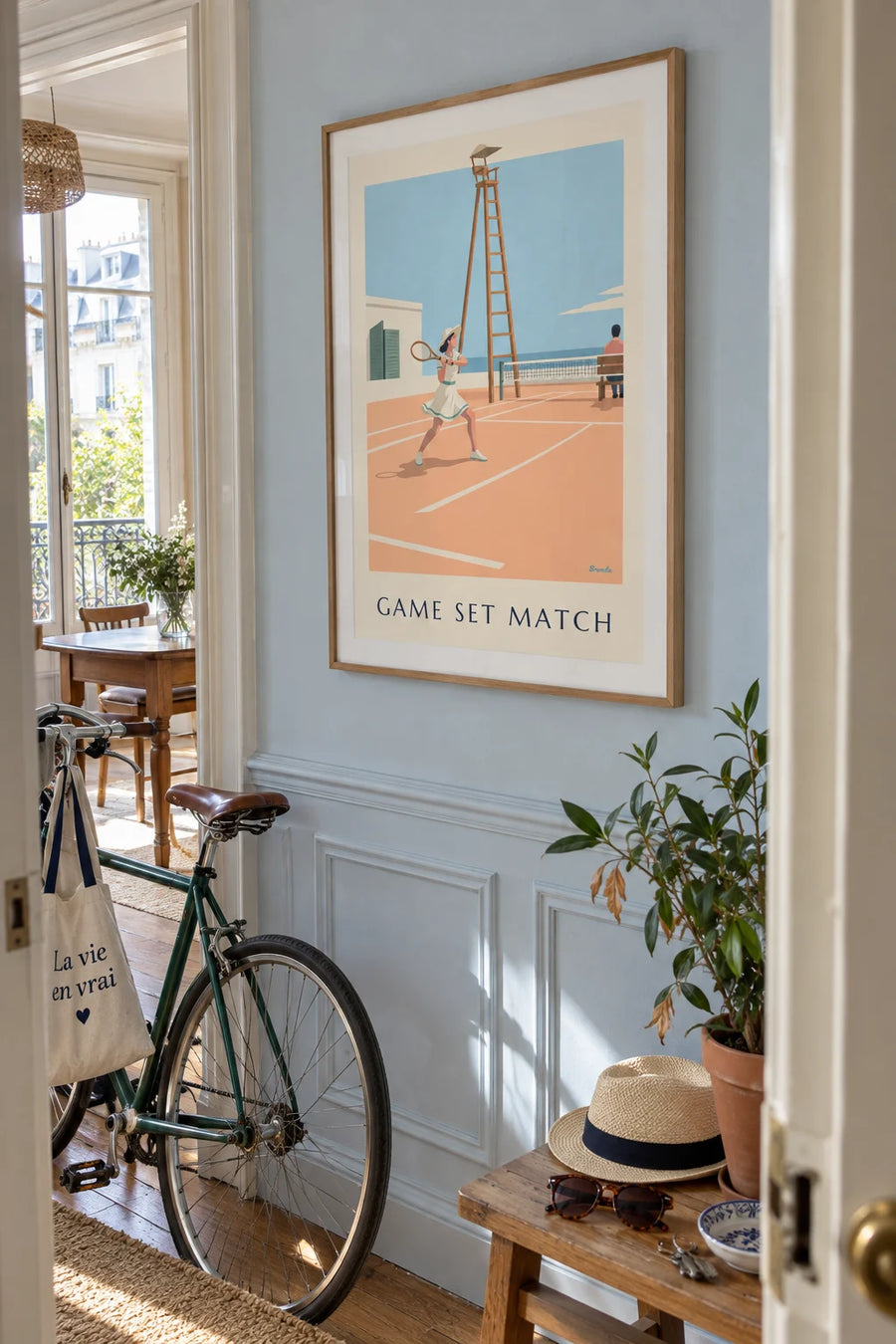 Poster einer Tennisspielerin mit Hut und tailliertem Kleid: gerahmt an der Wand