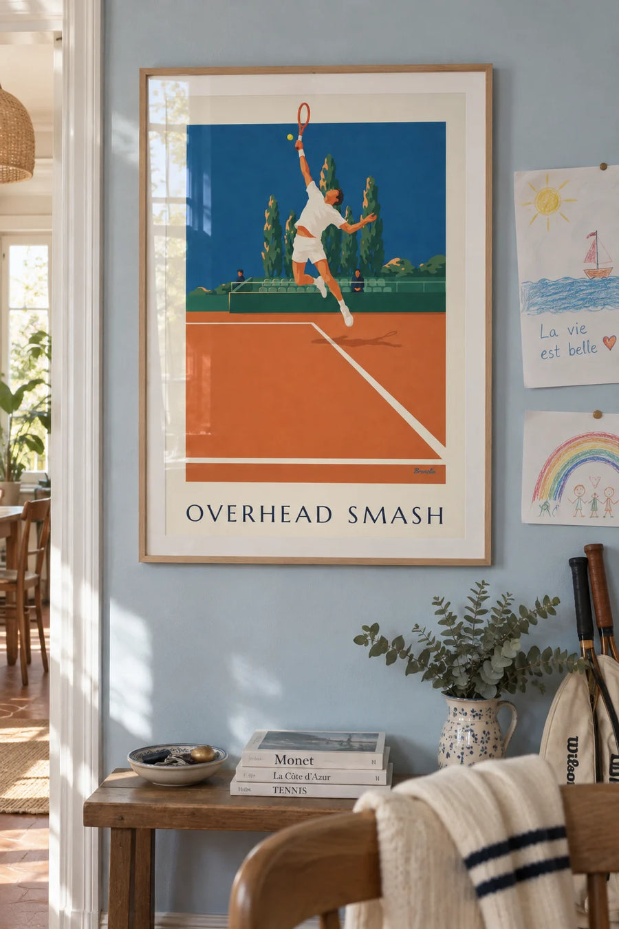 Affiche joueur de tennis en plein smash sur terre battue : encadrée au mur