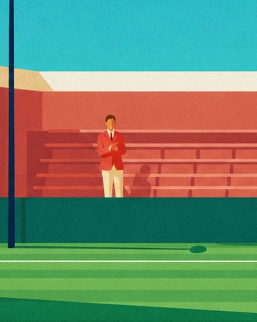 Le personnage en veste rouge devant les gradins corail, au bord du court vert