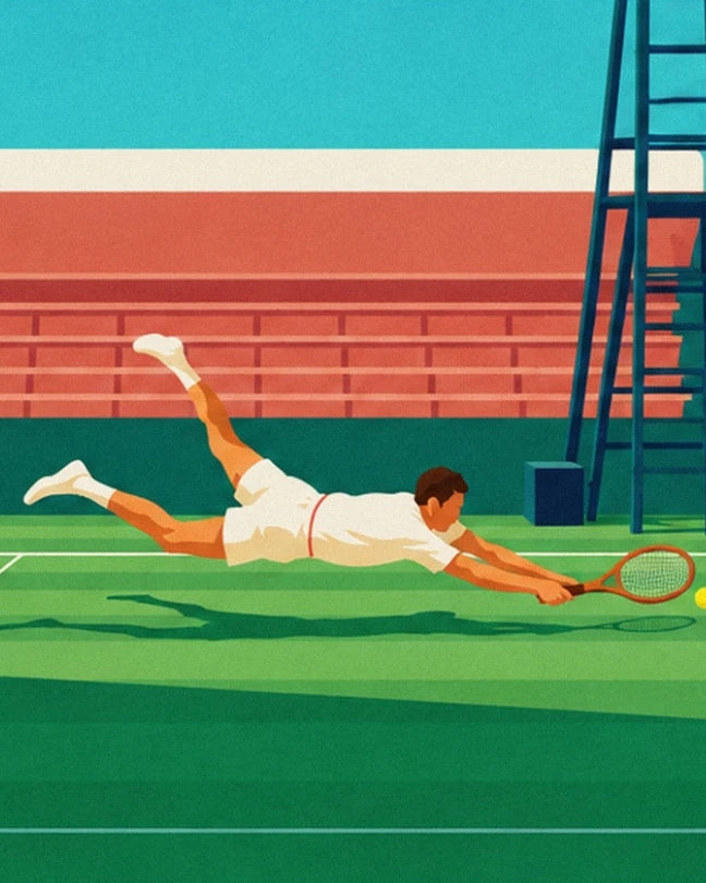 Le joueur de tennis en tenue blanche, en plein plongeon, raquette tendue vers la balle