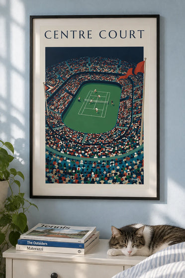 Poster internationaal tennistoernooi en overvolle tribunes: ingelijst aan de muur