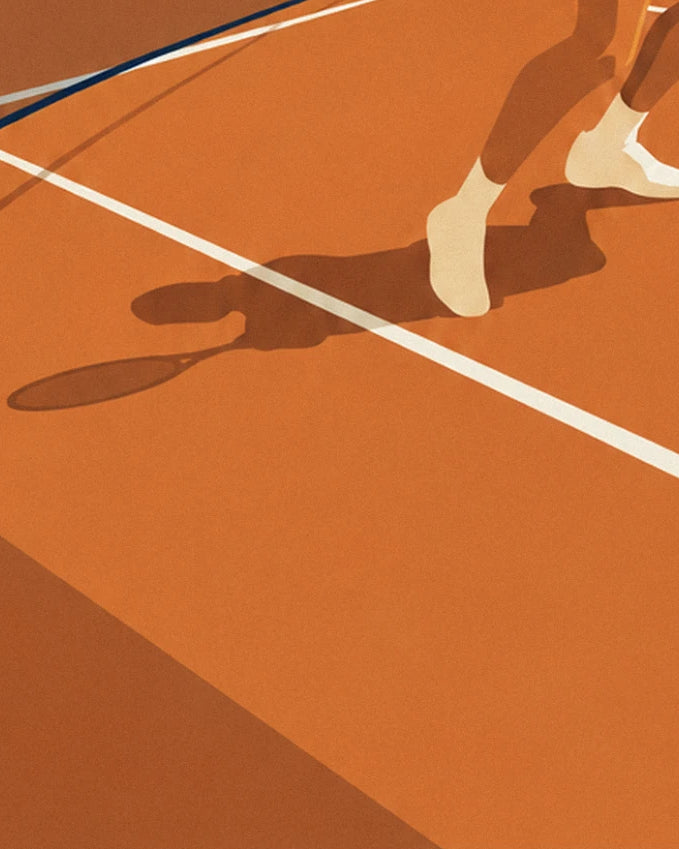 De witte sportschoenen van de speler en de schaduw van zijn racket op het gravel