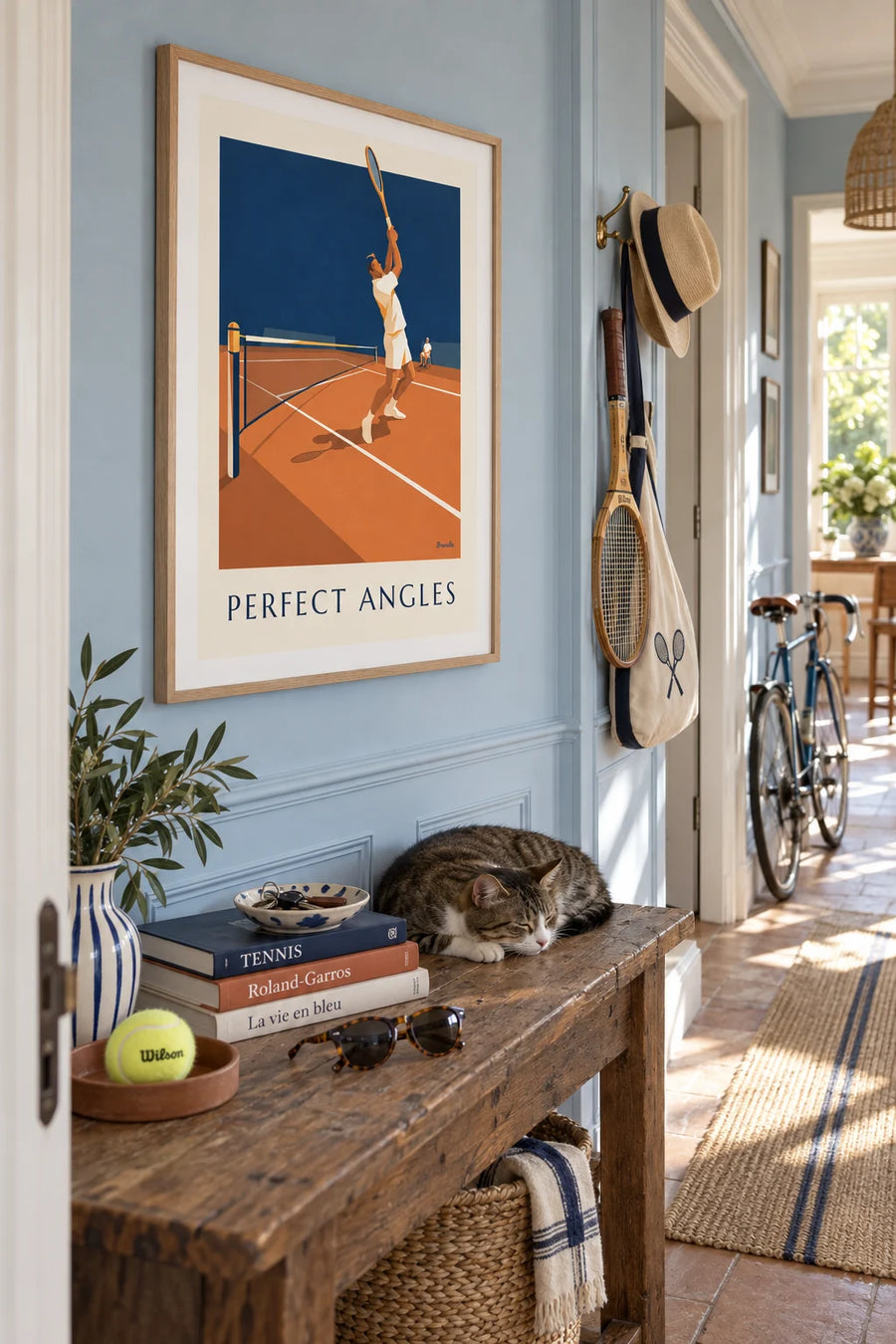 Poster van een tennisser met geometrische lijnen op gravel: ingelijst aan de muur