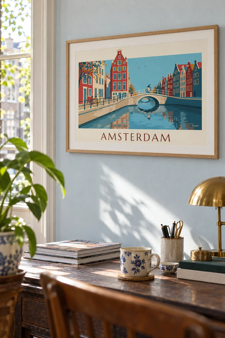Poster brug over een Amsterdamse gracht en kleurrijke huizen met gevels: ingelijst aan de muur