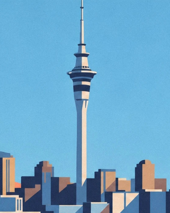 Der weiße Sky Tower mit seinen dunklen Ringen über den Gebäuden von Auckland