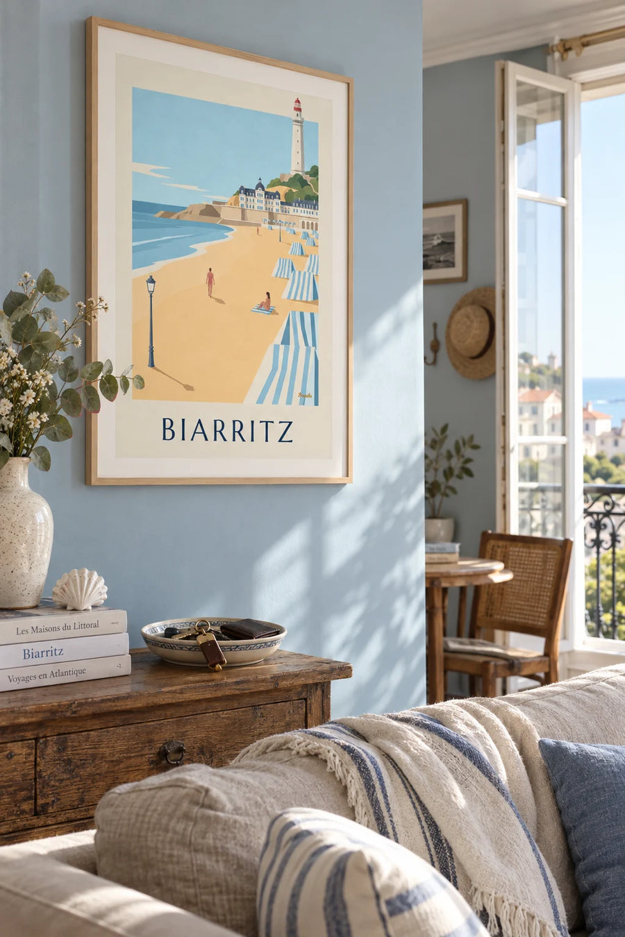 Poster mit Grande Plage und Hôtel du Palais in Biarritz: gerahmt an der Wand