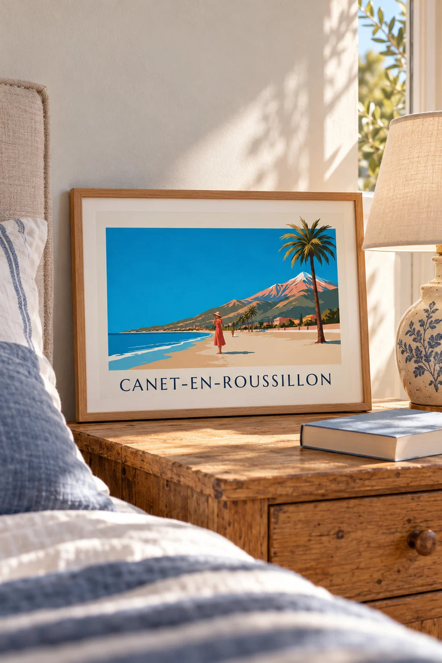 Poster Frau am Meer in Canet-en-Roussillon: kleines A4-Format im Rahmen