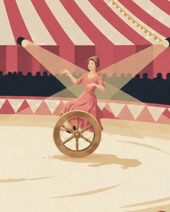 Une femme en robe rose derrière une roue en bois, sous les faisceaux des projecteurs