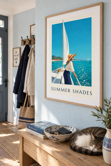 Poster van een vrouw met zonnebril en hoed op een zeilboot: ingelijst aan de muur