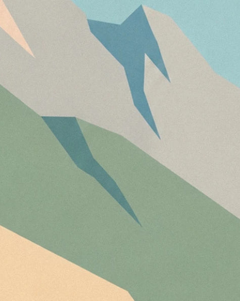 Les parois gris clair et leurs ombres bleues au-dessus d'un versant vert tendre