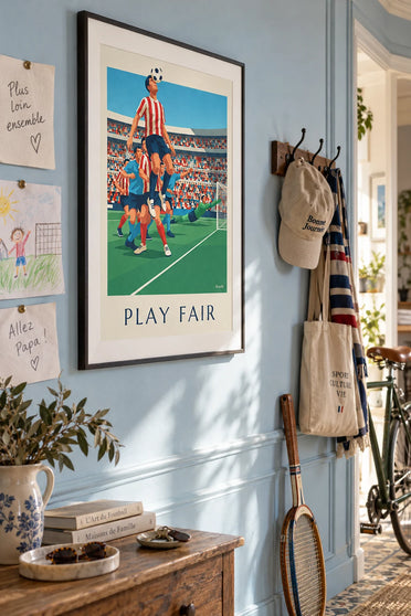 Poster voetbalspeelster Play Fair, kopbal in het stadion: ingelijst aan de muur
