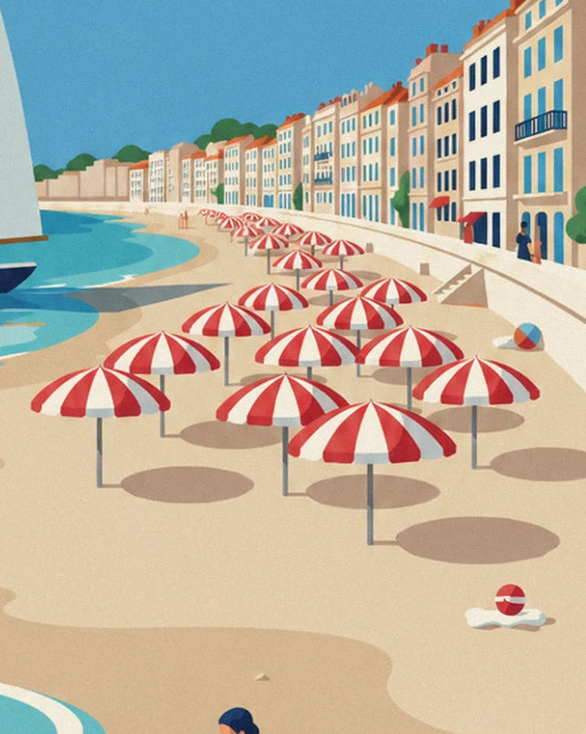 Les parasols rayés rouge et blanc alignés sur le sable devant les façades de la promenade