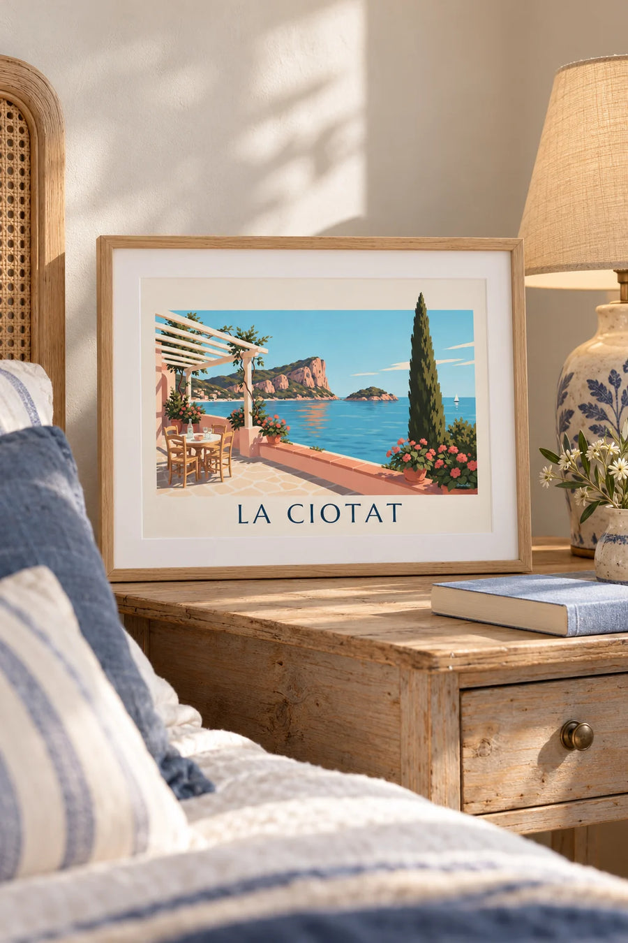 Poster mediterrane Terrasse und Bec de l'Aigle in La Ciotat: kleines Format A4 gerahmt