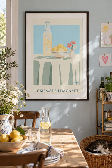 Poster Karaffe mit selbstgemachter Limonade und Schale mit Zitronen: gerahmt an der Wand