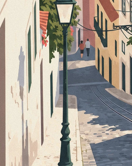 Le lampadaire vert au bord d'une ruelle pavée, où 2 passants descendent entre façades claires