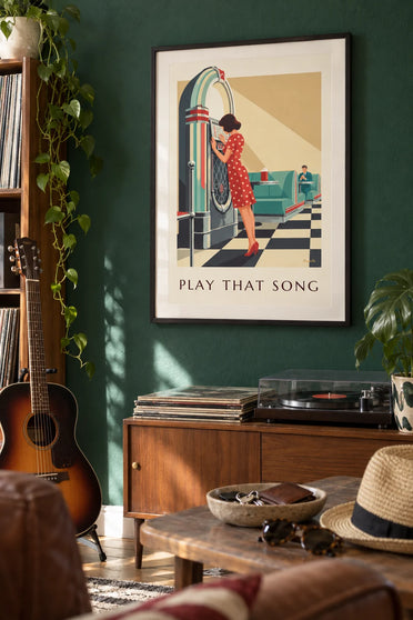 Poster van een vrouw in een jurk met stippen die een liedje kiest op de jukebox: ingelijst aan de muur