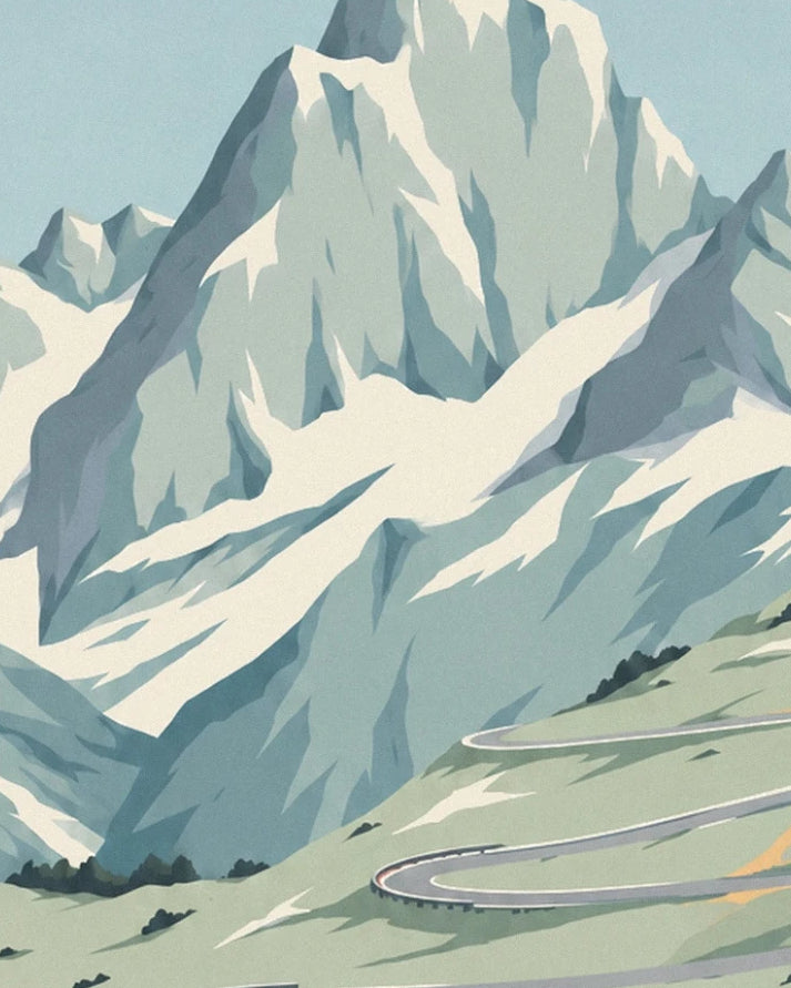 Les sommets rocheux enneigés au-dessus des lacets du col du Stelvio